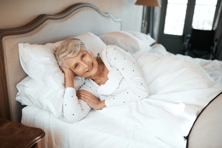 Starsza kobieta w łóżku